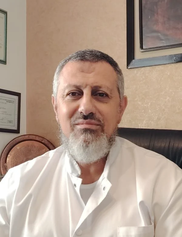 الدكتور نجيب بودراع في مكتبه بفاس