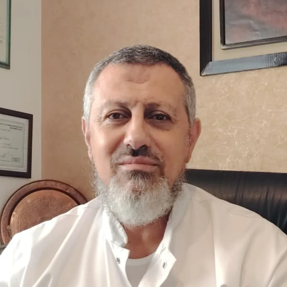 الدكتور نجيب بودراع في عيادته بفاس
